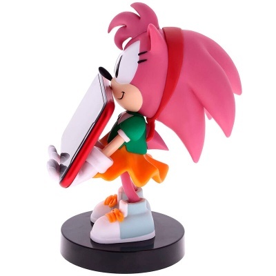 Figura da personagem animada Amy Rose com saia laranja e segurando dispositivo vermelho