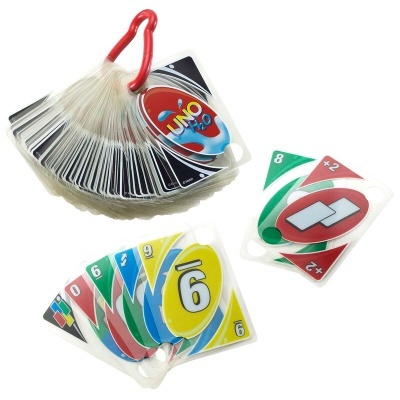 Cartas do jogo UNO H2O em plástico transparente com anel vermelho