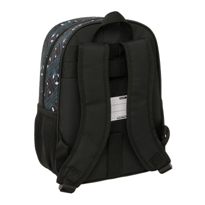 Mochila preta com padrões geométricos azuis e brancos, vista traseira com alças acolchoadas e bolso lateral em rede.