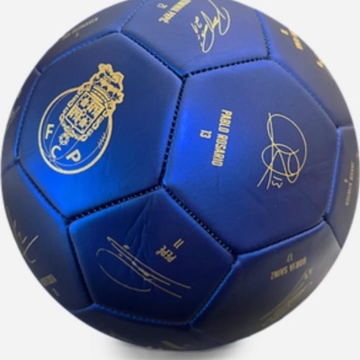 Bola de futebol azul com assinaturas douradas e emblema FC Porto