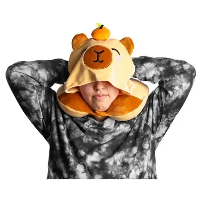 Pessoa com capuz de urso amarelo bege e almofada de pescoço castanha clara