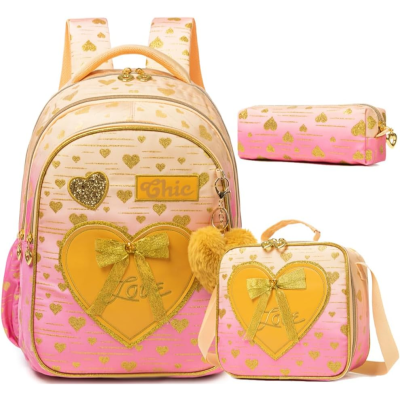 Conjunto rosa e amarelo com coração dourado e texto Chic e Love