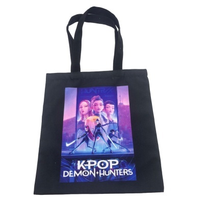 Saco preto com estampa colorida e texto K-POP DEMON HUNTERS