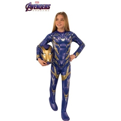 Menina com fantasia azul e dourada dos Avengers segurando máscara dourada
