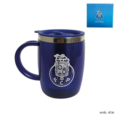 Caneca de viagem azul com emblema FC Porto e caixa azul ao fundo