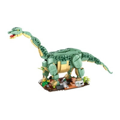 Modelo de dinossauro verde feito de peças de construção sobre base com plantas.