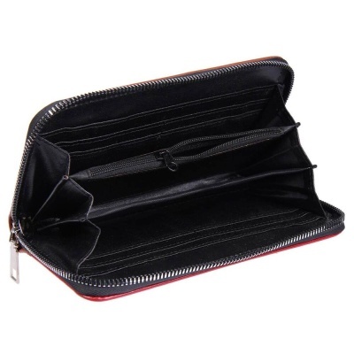 Carteira preta com fecho de correr e interior dividido