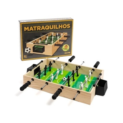 Jogo de matraquilhos em madeira com bonecos pretos e brancos e bola preta e branca