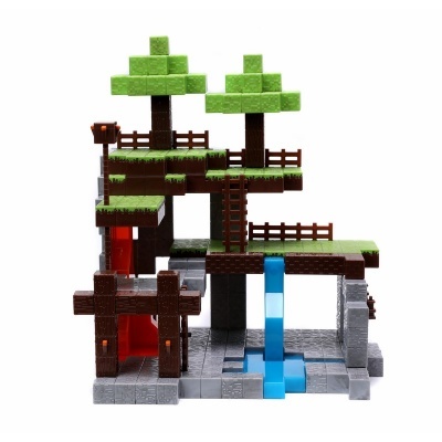 Estrutura de brinquedo com blocos coloridos simulando um cenário de videojogo