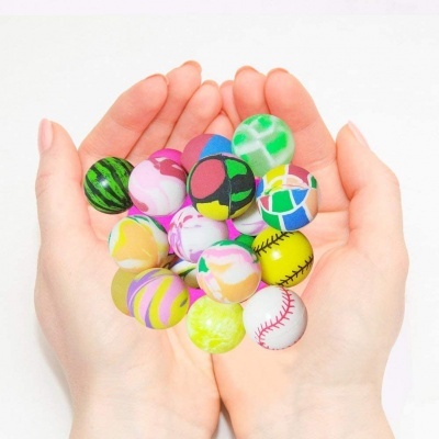 Mãos segurando várias bolas coloridas pequenas de borracha com padrões variados