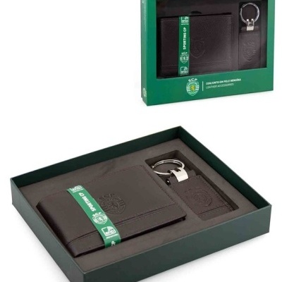 Conjunto de carteira e porta-chaves em pele castanha escura num estojo verde do Sporting