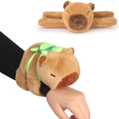 Brinquedo de peluche castanho claro usado no pulso com detalhes em verde