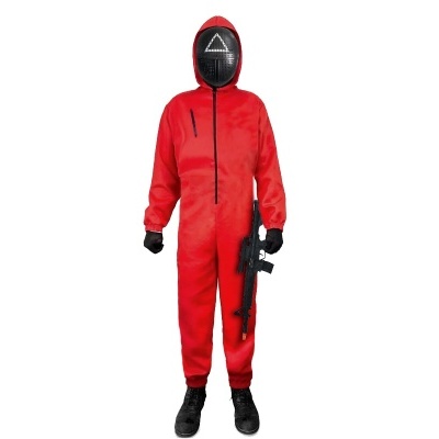 Fato vermelho com capuz e máscara preta com símbolo triangular iluminado