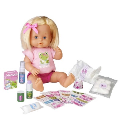 Boneca loira com roupa rosa e acessórios de cuidados