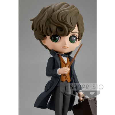 Figura colecionável chibi de personagem com casaco preto e mala preta