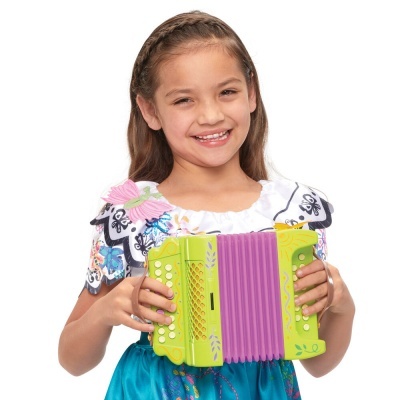 Menina sorridente com acordeão infantil verde e rosa, vestida com vestido azul e top bordado