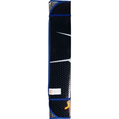 Tapete de golfe preto com bordas azuis e emblema de fogo laranja