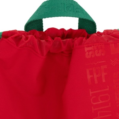 Parte superior de mochila vermelha com alça verde e texto gravado no tecido