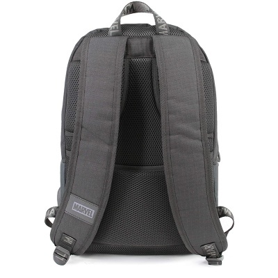 Mochila preta com alças acolchoadas e marca MARVEL