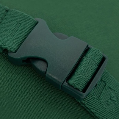 Fivela de plástico verde num cinto de tecido verde