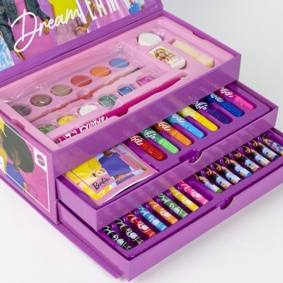 Conjunto de pintura para crianças com tintas, lápis de cor, pastéis e acessórios em caixa roxa com tema Barbie.