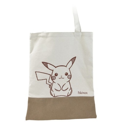 Saco de tecido bege e castanho com desenho de Pikachu e texto Pokémon