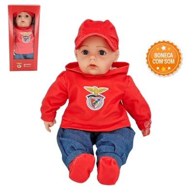 Boneca vestida de vermelho e azul com boné e logótipo SL Benfica