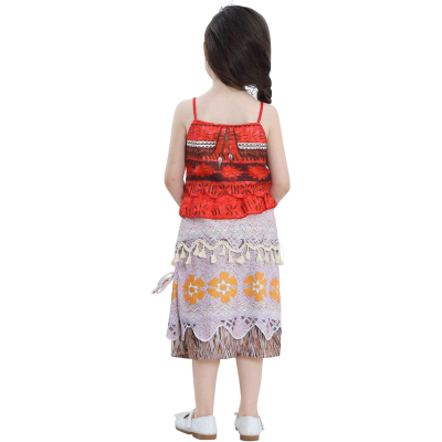 Menina de costas com vestido colorido e sapatos brancos em fundo branco