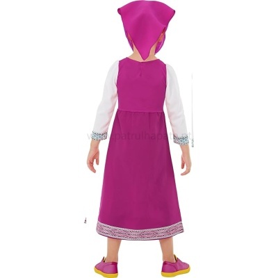 Criança de costas com vestido rosa e lenço na cabeça