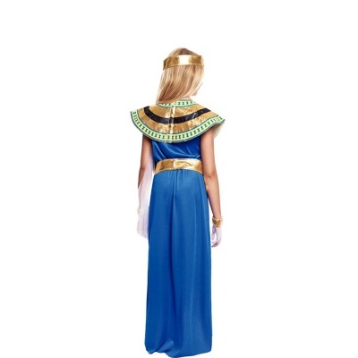 Criança com vestido azul e acessórios dourados vista de costas