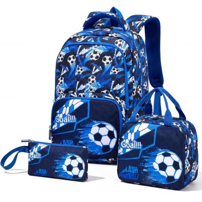 Conjunto mochila, mochila pequena e estojo azul com bolas de futebol e texto Goal!!! e SPLASH FOOTBALL.