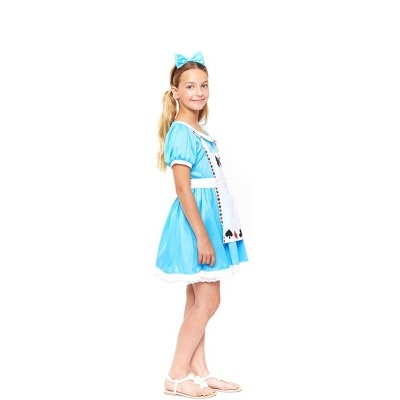 Menina com vestido azul infantil e avental branco