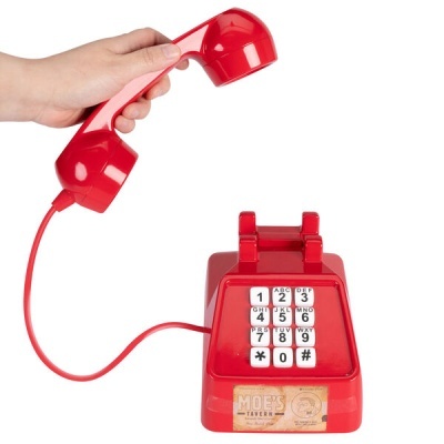 Telefone fixo vermelho com teclado numérico e auricular segurado por mão