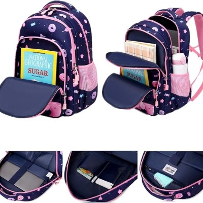 mochila escolar azul com padrão de donuts e detalhes cor-de-rosa