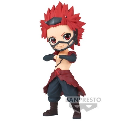 Figura colecionável de personagem com cabelo vermelho e máscara preta
