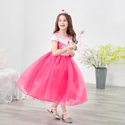 Menina com vestido de princesa rosa e branco, tiara e varinha mágica