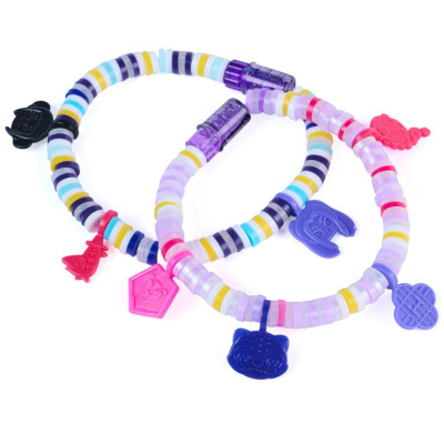 Dois braceletes coloridos com contas e apliques de plástico para crianças