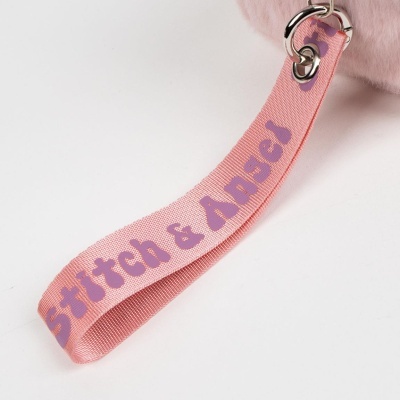 Fita rosa com texto lilás Stitch & Angel ligada a objeto felpudo cor-de-rosa