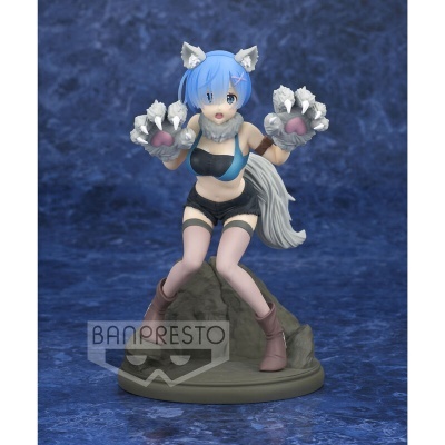 Figura feminina Banpresto com cabelo azul, roupa preta e acessórios de animal