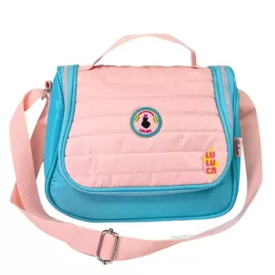 Mala ou bolsa acolchoada rosa e azul com alça ajustável cor-de-rosa e texto LU LU CA