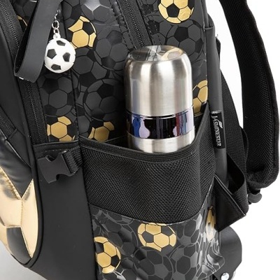 Mochila preta com padrão de bolas de futebol douradas, garrafa térmica no bolso lateral e pendente de bola de futebol