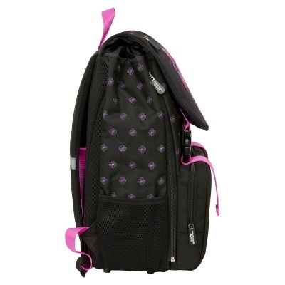 Mochila preta com detalhes em cor-de-rosa vista de lado