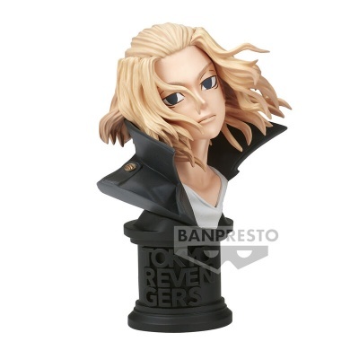 Busto de personagem de anime com casaco preto e base com texto Tokyo Revengers