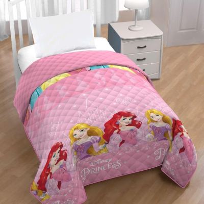 Colcha infantil rosa com princesas Disney Ariel e Rapunzel decorada com constelações e texto Disney PRINCESS
