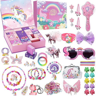 Conjunto colorido de acessórios infantis com tema de unicórnios e arco-íris em caixa decorativa