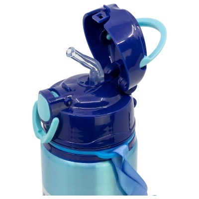 Garrafa azul metálica com tampa azul escura e bico transparente.