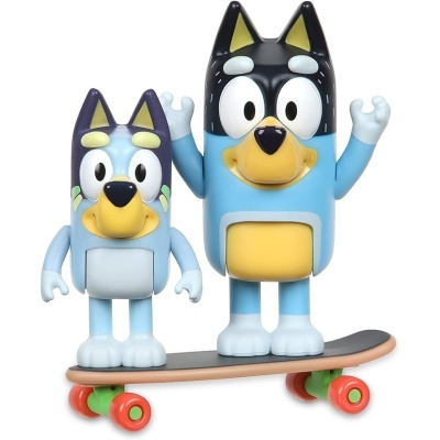 Duas figuras do Bluey, uma maior e outra menor, a maior em cima de skate