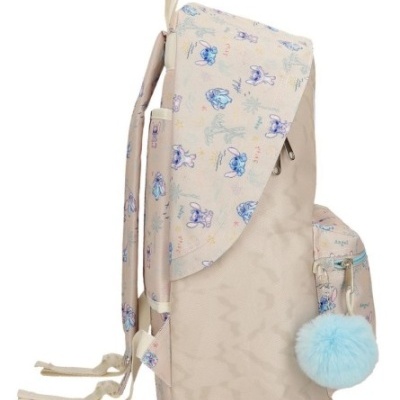 Mochila bege com padrão de coelhos azuis e lilases, bolso frontal e pompom azul claro