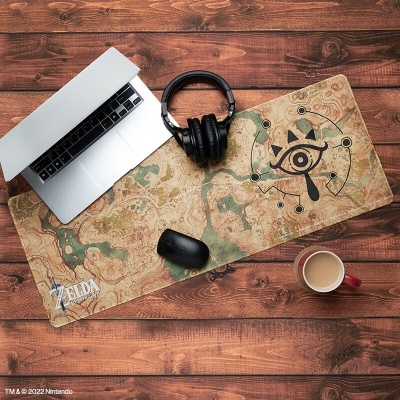 Tapete de rato The Legend of Zelda com design de mapa em mesa de madeira com portátil, auscultadores, estojo e chávena de café.