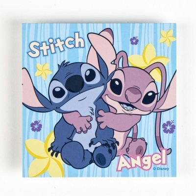 adesivo quadrado com personagens Stitch e Angel da Disney em fundo azul com flores